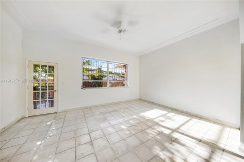 House in Hialeah, Florida 3 bedrooms, 239.69 sq.m. № 1985740 - photo 9