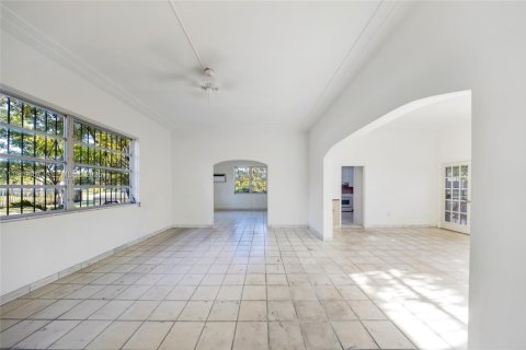 House in Hialeah, Florida 3 bedrooms, 239.69 sq.m. № 1985740 - photo 4