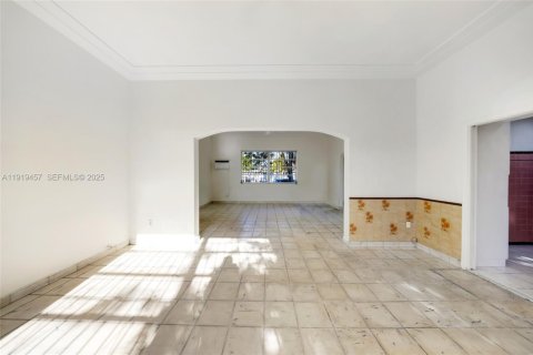 House in Hialeah, Florida 3 bedrooms, 239.69 sq.m. № 1985740 - photo 13