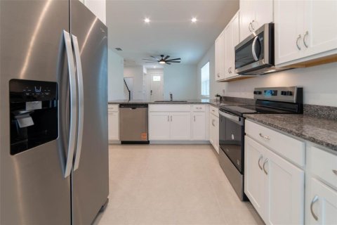Townhouse in Winter Springs, Florida 3 bedrooms, 158.31 sq.m. № 2396372 - photo 13