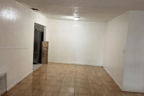 Villa ou maison à vendre à North Miami Beach, Floride: 3 chambres, 152.36 m2 № 2185637 - photo 3