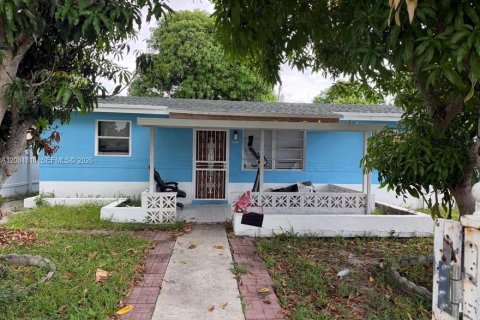 Villa ou maison à vendre à North Miami Beach, Floride: 3 chambres, 152.36 m2 № 2185637 - photo 2