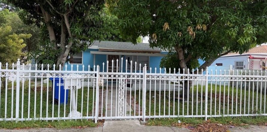 Villa ou maison à North Miami Beach, Floride 3 chambres, 152.36 m2 № 2185637