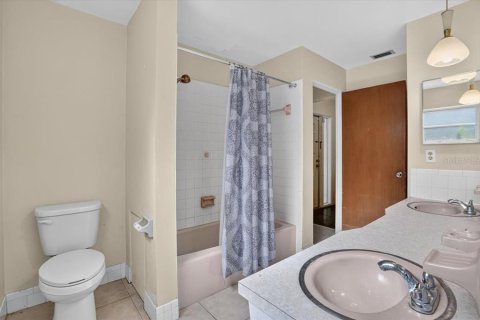 House in Saint Petersburg, Florida 4 bedrooms, 210.8 sq.m. № 2149292 - photo 16