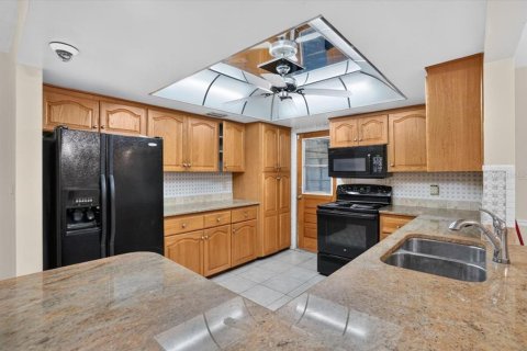 House in Saint Petersburg, Florida 4 bedrooms, 210.8 sq.m. № 2149292 - photo 9