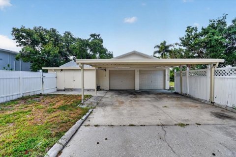 House in Saint Petersburg, Florida 4 bedrooms, 210.8 sq.m. № 2149292 - photo 5