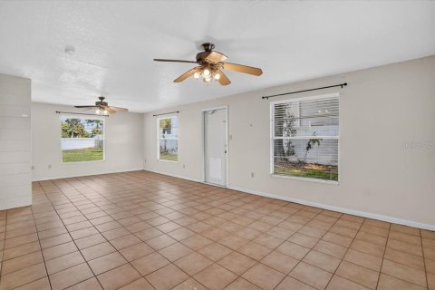 House in Saint Petersburg, Florida 4 bedrooms, 210.8 sq.m. № 2149292 - photo 11