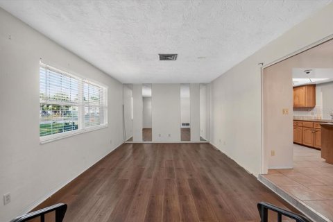 House in Saint Petersburg, Florida 4 bedrooms, 210.8 sq.m. № 2149292 - photo 7