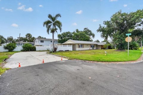 House in Saint Petersburg, Florida 4 bedrooms, 210.8 sq.m. № 2149292 - photo 25