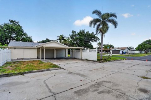House in Saint Petersburg, Florida 4 bedrooms, 210.8 sq.m. № 2149292 - photo 6