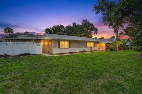 House in Saint Petersburg, Florida 4 bedrooms, 210.8 sq.m. № 2149292