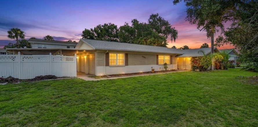 House in Saint Petersburg, Florida 4 bedrooms, 210.8 sq.m. № 2149292