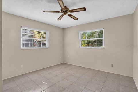 House in Saint Petersburg, Florida 4 bedrooms, 210.8 sq.m. № 2149292 - photo 13