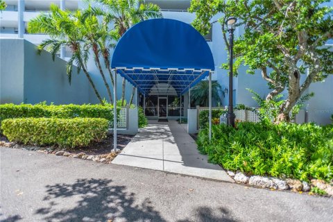 Condo in Palmetto, Florida, 2 bedrooms  № 1900048 - photo 20