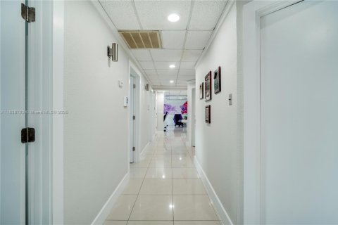 Commercial property in Miami, Florida № 1825489 - photo 8