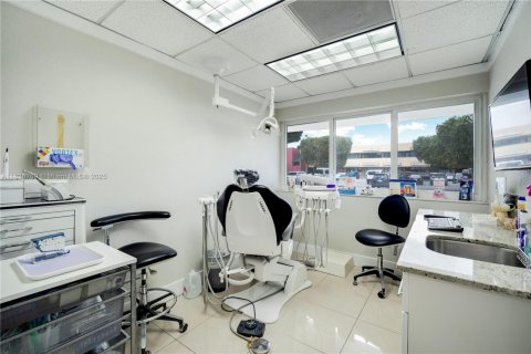 Commercial property in Miami, Florida № 1825489 - photo 2