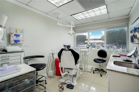 Commercial property in Miami, Florida № 1825489 - photo 1