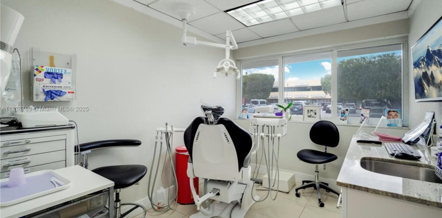 Commercial property in Miami, Florida № 1825489