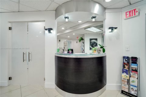 Commercial property in Miami, Florida № 1825489 - photo 11