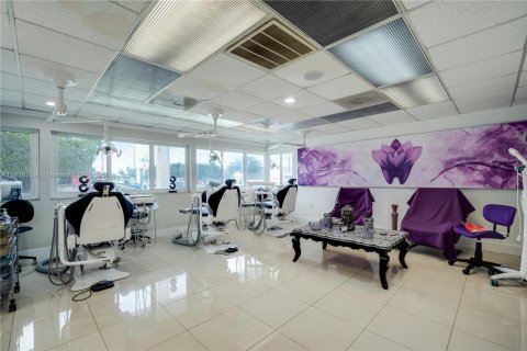 Commercial property in Miami, Florida № 1825489 - photo 4