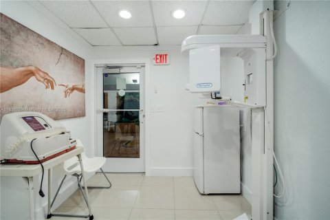 Commercial property in Miami, Florida № 1825489 - photo 7