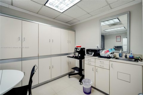 Commercial property in Miami, Florida № 1825489 - photo 5