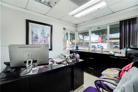 Commercial property in Miami, Florida № 1825489 - photo 10