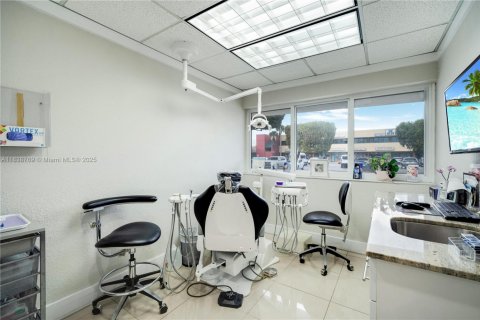 Commercial property in Miami, Florida № 1825489 - photo 3