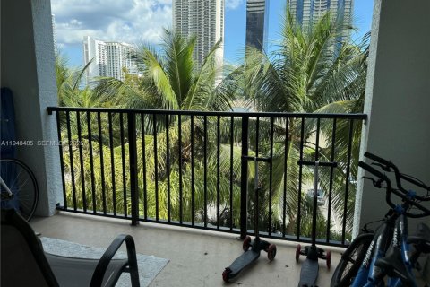 Condo in Sunny Isles Beach, Florida, 2 bedrooms № 2004250 - photo 2