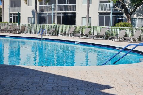 Condominio en venta en Tamarac, Florida, 2 dormitorios, 184.5 m2 № 2004000 - foto 6