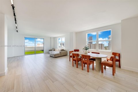 Кондоминиум с 3 спальнями в Халландейл-Бич, Флорида № 2055972