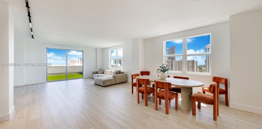 Condo in Hallandale Beach, Florida, 3 bedrooms  № 2055972