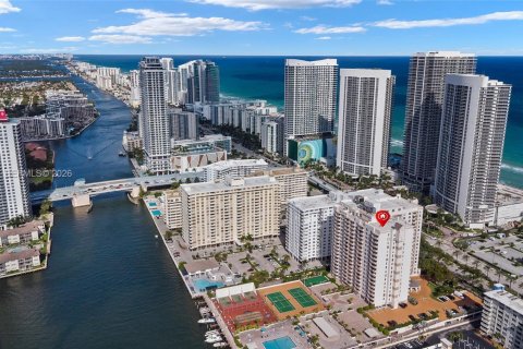 Condo in Hallandale Beach, Florida, 3 bedrooms  № 2055972 - photo 22