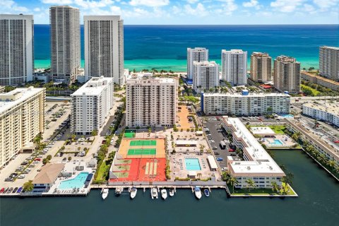Condo in Hallandale Beach, Florida, 3 bedrooms  № 2055972 - photo 21