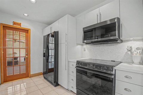 House in Miami, Florida 3 bedrooms, 157.47 sq.m. № 2066442 - photo 10