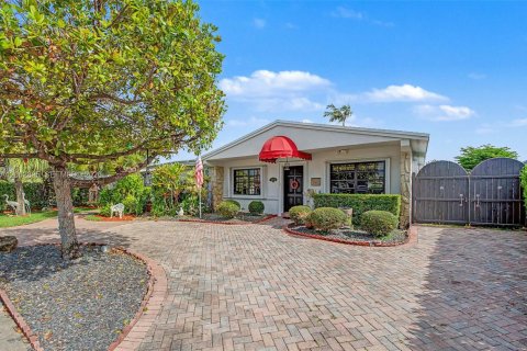 House in Miami, Florida 3 bedrooms, 157.47 sq.m. № 2066442 - photo 1