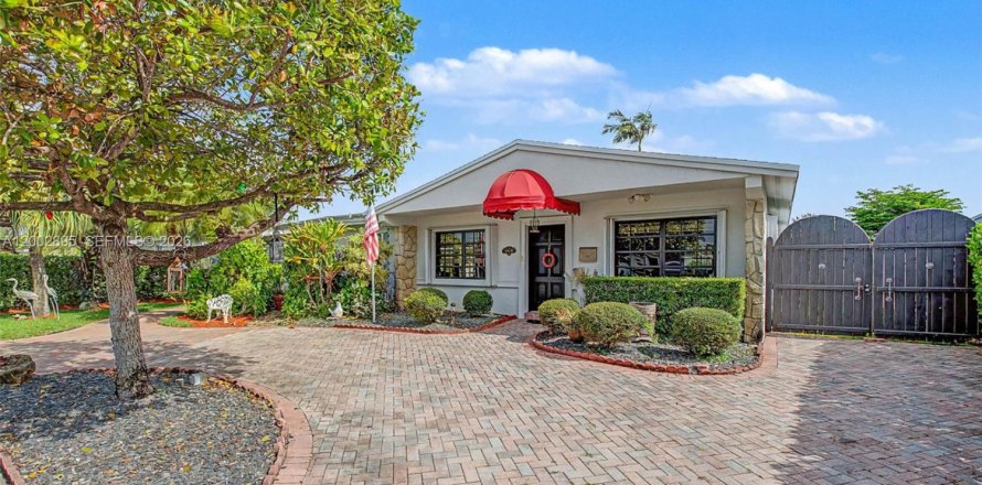 House in Miami, Florida 3 bedrooms, 157.47 sq.m. № 2066442