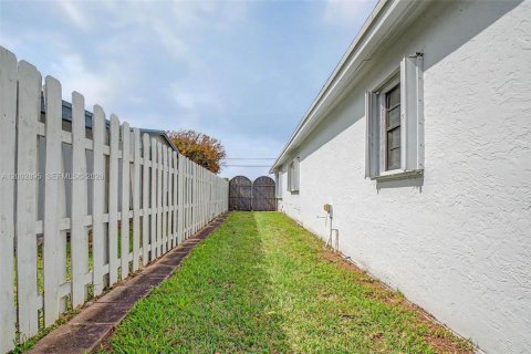 House in Miami, Florida 3 bedrooms, 157.47 sq.m. № 2066442 - photo 24