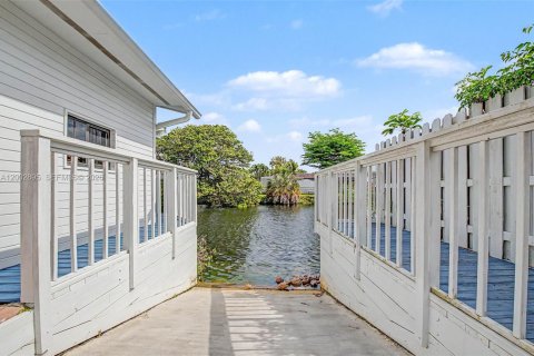 House in Miami, Florida 3 bedrooms, 157.47 sq.m. № 2066442 - photo 21