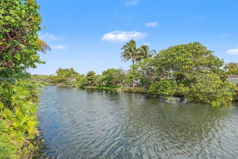 House in Miami, Florida 3 bedrooms, 157.47 sq.m. № 2066442 - photo 25