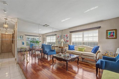 House in Miami, Florida 3 bedrooms, 157.47 sq.m. № 2066442 - photo 4