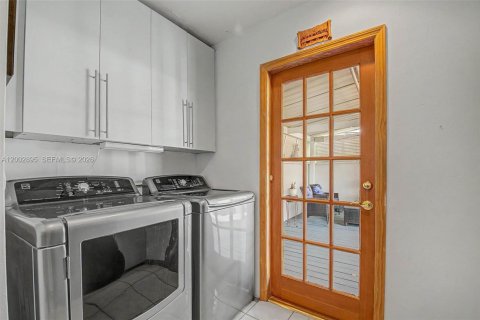 House in Miami, Florida 3 bedrooms, 157.47 sq.m. № 2066442 - photo 11