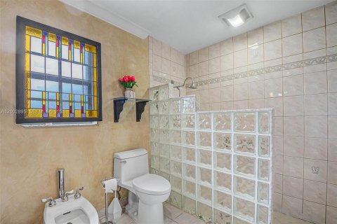 House in Miami, Florida 3 bedrooms, 157.47 sq.m. № 2066442 - photo 15