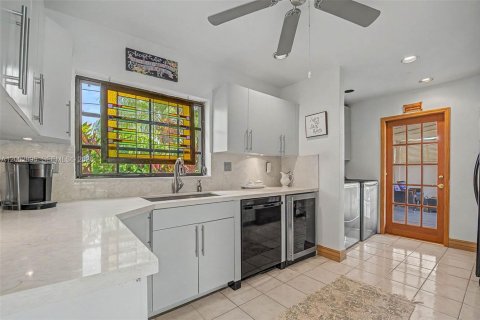 House in Miami, Florida 3 bedrooms, 157.47 sq.m. № 2066442 - photo 9