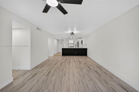 Купить кондоминиум в Тамарак, Флорида 2 спальни, 92.44м2, № 1956271 - фото 11