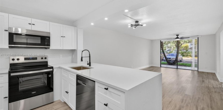 Кондоминиум с 2 спальнями в Тамарак, Флорида № 1956271