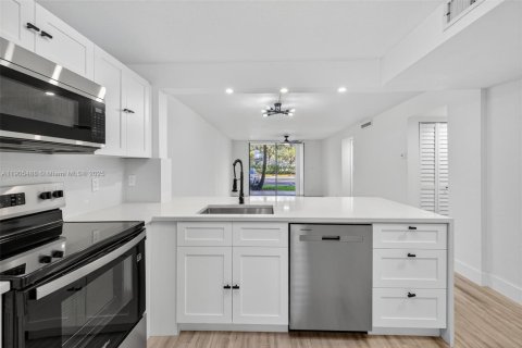 Купить кондоминиум в Тамарак, Флорида 2 спальни, 92.44м2, № 1956271 - фото 5