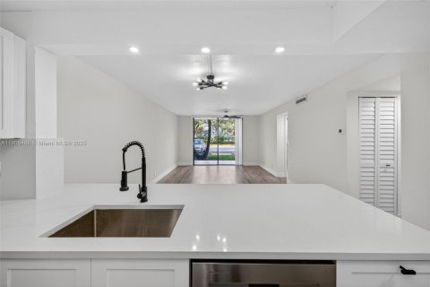 Купить кондоминиум в Тамарак, Флорида 2 спальни, 92.44м2, № 1956271 - фото 6