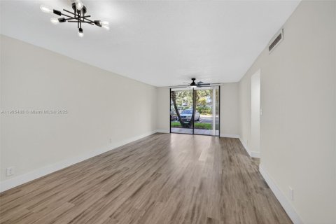 Купить кондоминиум в Тамарак, Флорида 2 спальни, 92.44м2, № 1956271 - фото 9