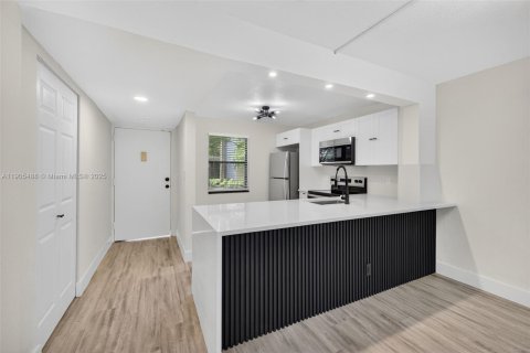 Купить кондоминиум в Тамарак, Флорида 2 спальни, 92.44м2, № 1956271 - фото 7